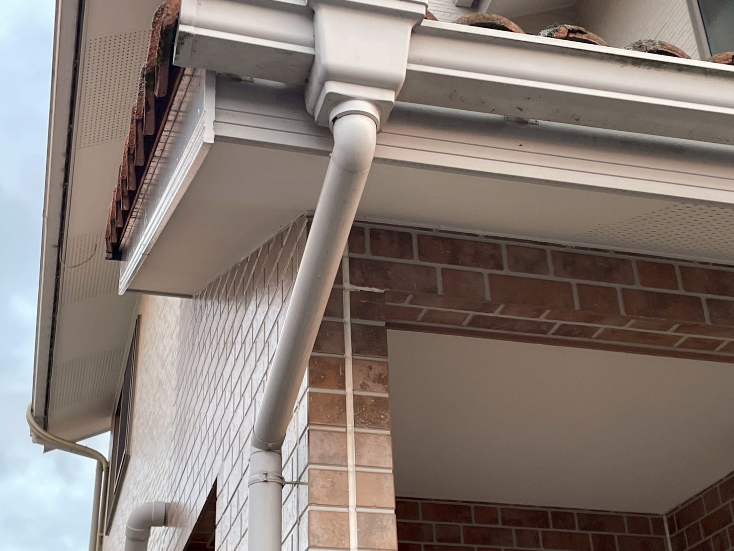 汚れがない綺麗な玄関先の軒天